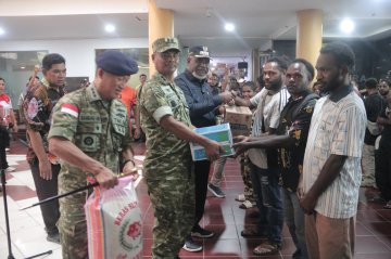 Dinas Ketahanan Pangan dan Pertanian ikut serta dalam penyaluran bantuan Pangan Beras, yang dilaksanakan oleh Pemerintah Kota Jayapura dalam penyaluran bantuan sembako/beras kepada 40 Asrama Mahasiswa/Pelajar di kota Jayapura.